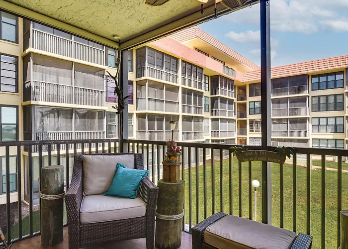Holiday home 1 Block To Beach! Indian Shores Condo, Pool Access