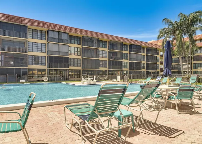 1 Block To Beach! Indian Shores Condo, Pool Access Holiday home