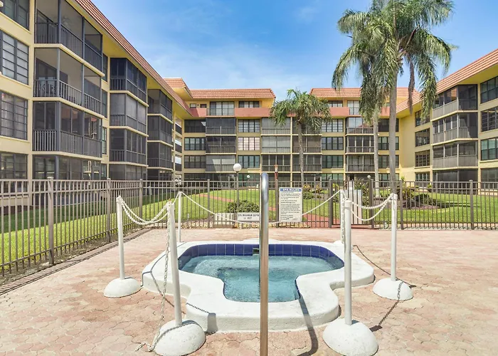 Holiday home 1 Block To Beach! Indian Shores Condo, Pool Access *