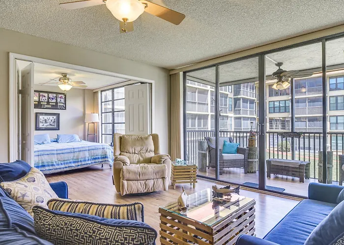 1 Block To Beach! Indian Shores Condo, Pool Access Holiday home Clearwater Beach