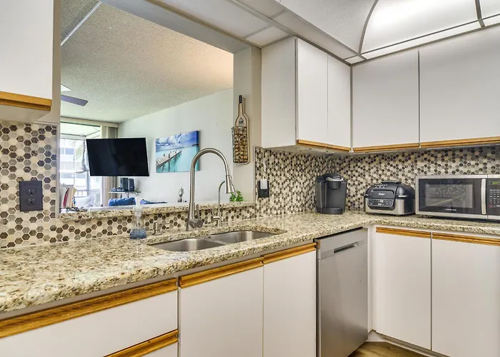 1 Block To Beach! Indian Shores Condo, Pool Access Holiday home *