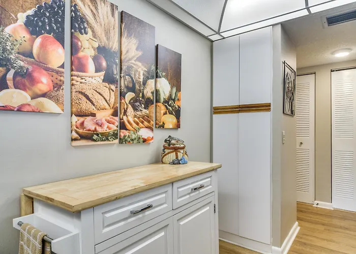 1 Block To Beach! Indian Shores Condo, Pool Access * Clearwater Beach