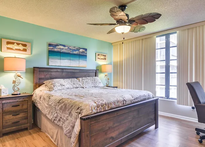 Holiday home 1 Block To Beach! Indian Shores Condo, Pool Access