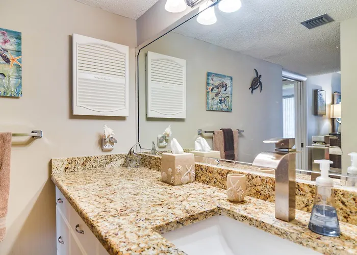 1 Block To Beach! Indian Shores Condo, Pool Access Holiday home