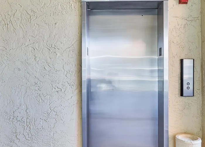 1 Block To Beach! Indian Shores Condo, Pool Access Clearwater Beach