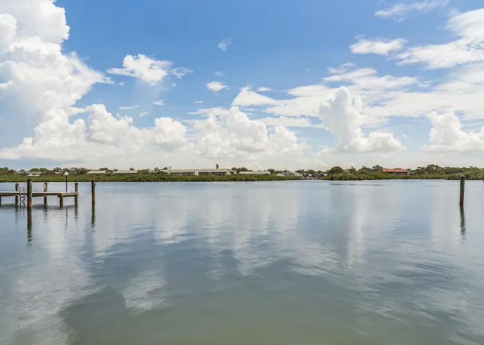 1 Block To Beach! Indian Shores Condo, Pool Access Holiday home Clearwater Beach