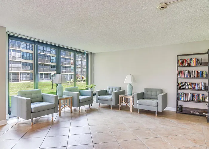 1 Block To Beach! Indian Shores Condo, Pool Access Holiday home