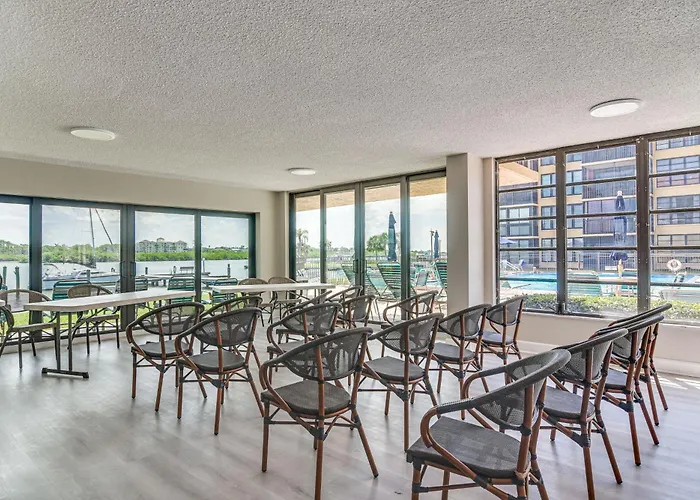 1 Block To Beach! Indian Shores Condo, Pool Access Holiday home *