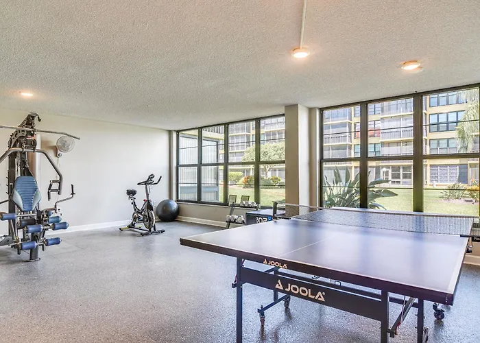 1 Block To Beach! Indian Shores Condo, Pool Access Clearwater Beach