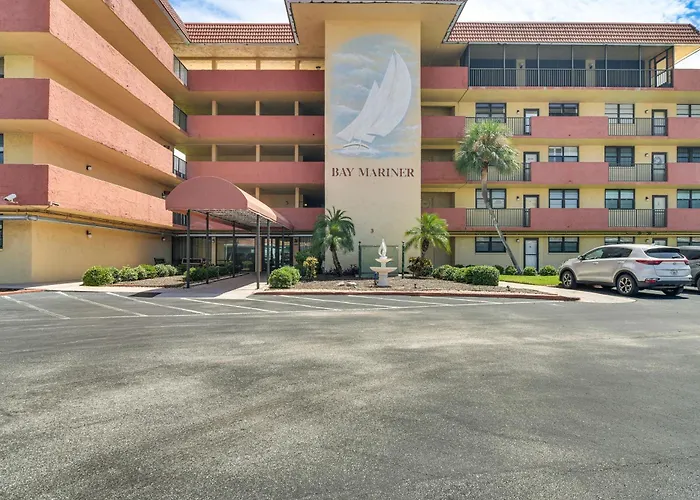 1 Block To Beach! Indian Shores Condo, Pool Access *